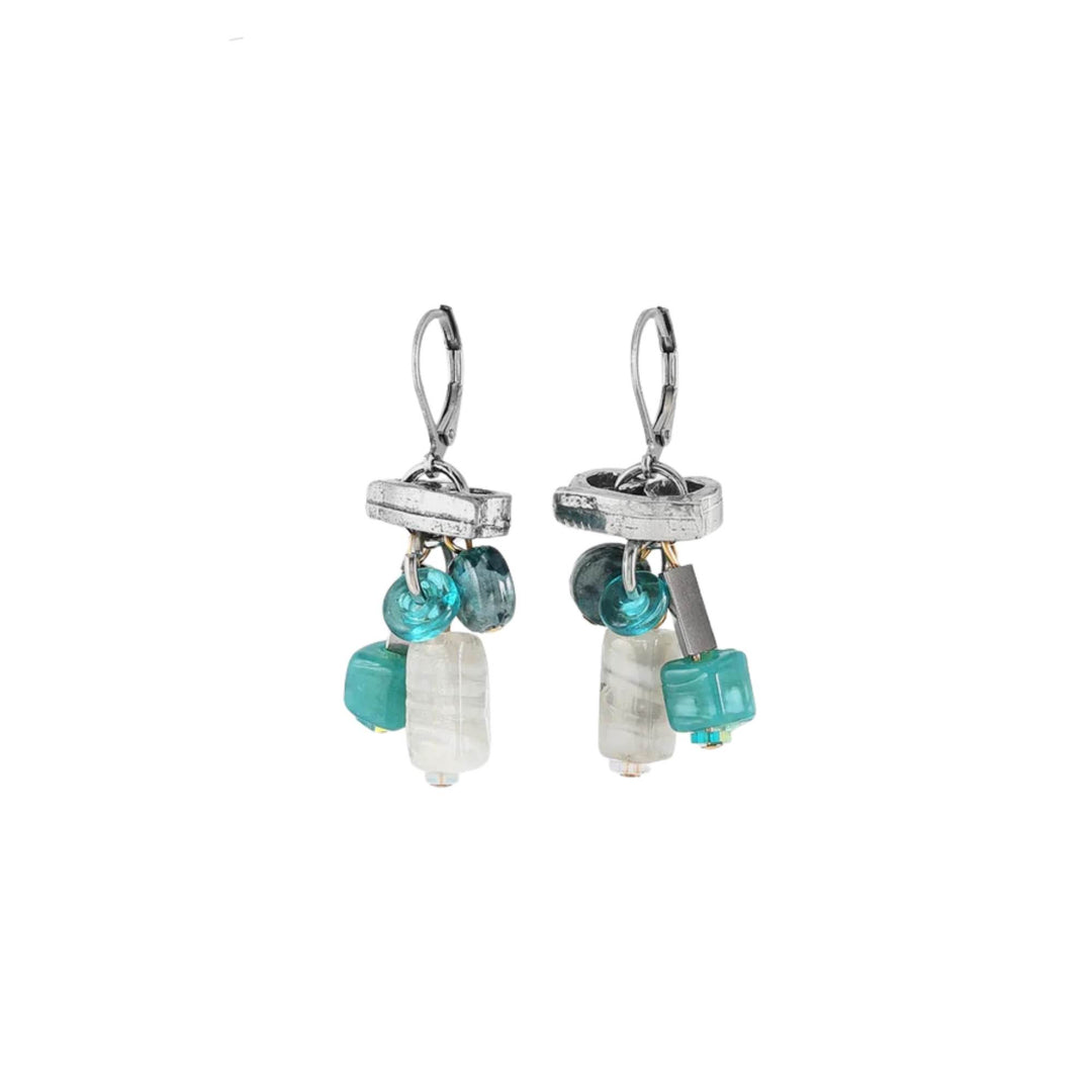 Boucles d'oreilles avec billes turquoises et blanches suspendues et morceau d'étain brut par Anne-Marie Chagnon