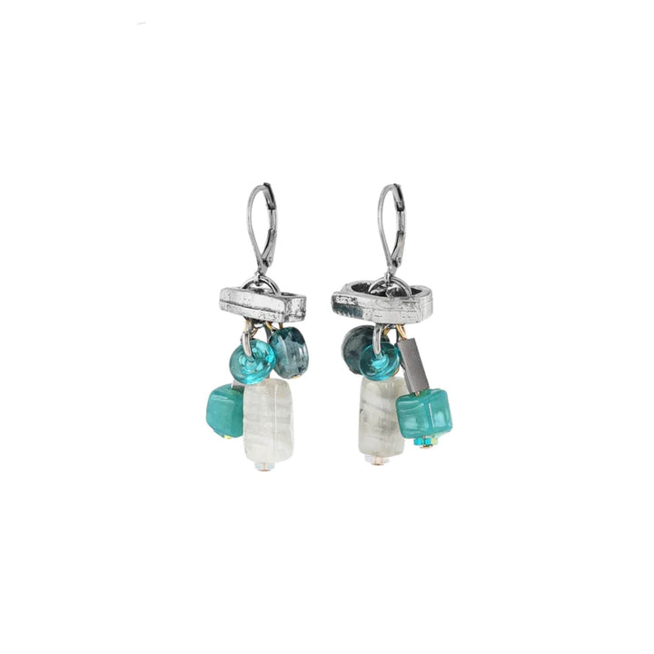 Boucles d'oreilles avec billes turquoises et blanches suspendues et morceau d'étain brut par Anne-Marie Chagnon