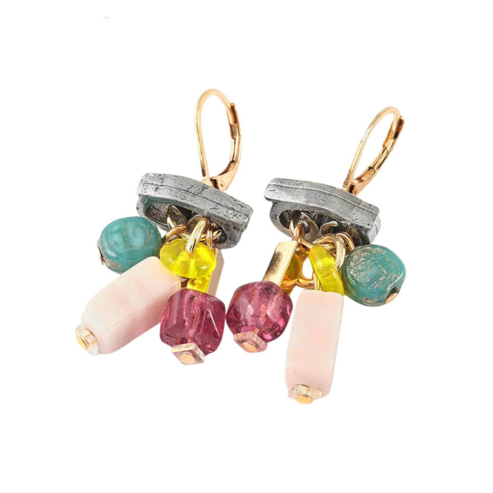 Boucles d'oreilles avec billes colorées suspendues et morceau d'étain brut par Anne-Marie Chagnon vues de près