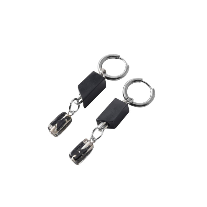 Boucles d'oreilles désposées rectangulaires avec angle noires et morceau de verre suspendu