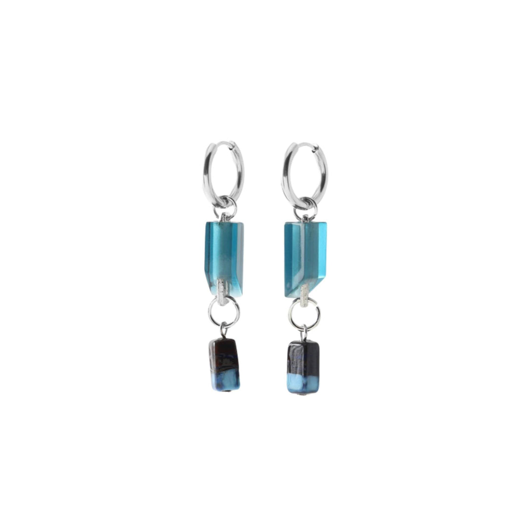 Boucles d'oreilles rectangulaires bleues avec morceau de verre suspendu par Anne-Marie Chagnon