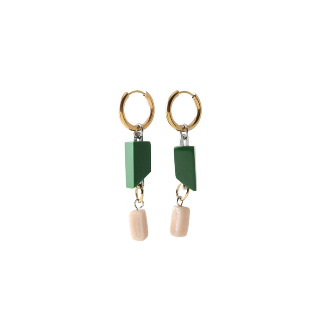 Boucles d'oreilles rectangulaires en angle vertes avec pierre beige suspendue par Anne-Marie Chagnon