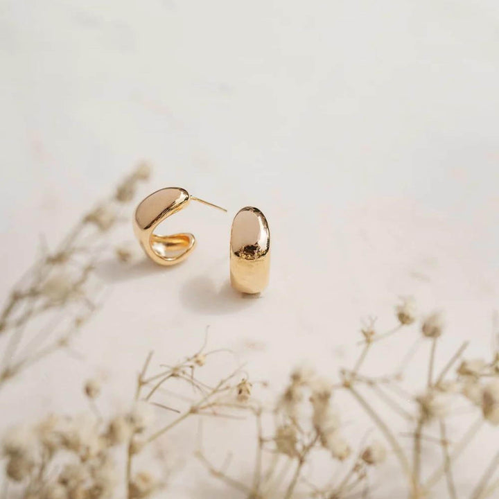 Boucles d'oreilles simple en demi-anneau doré par welldunn avec fleurs