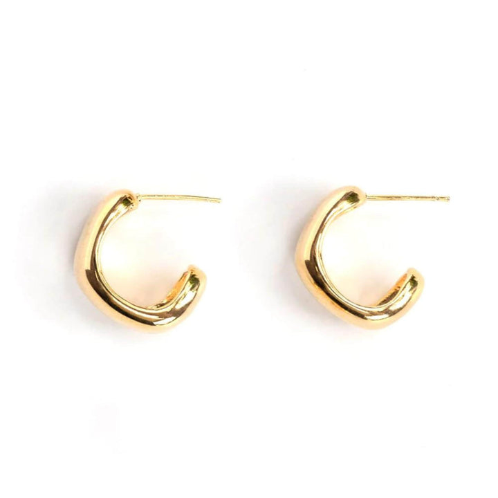 Boucles d'oreilles simple en demi-anneau doré par welldunn vues de côté