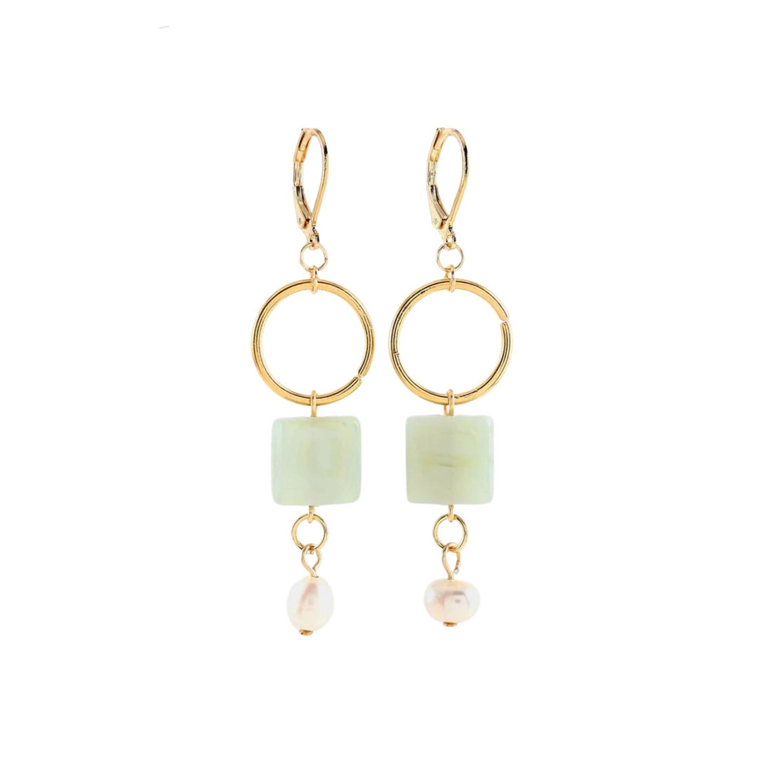 Boucles d'oreilles Meissa dorées avec pierres vertes et perle suspendu par Anne-Marie Chagnon