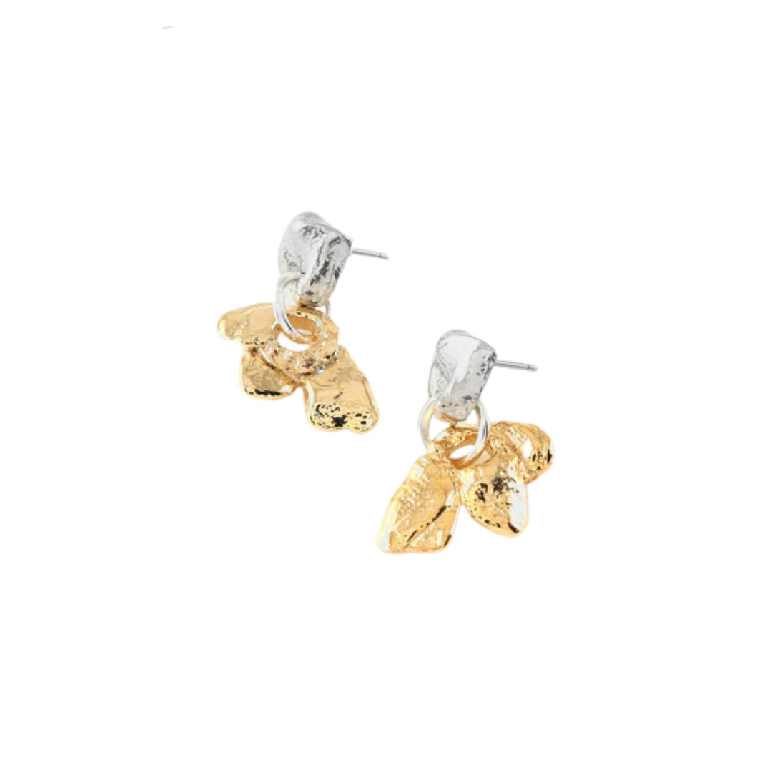 Boucles d'oreilles clou suspendues étain et plaqué or par Anne-mARIE Chagnon vues de près