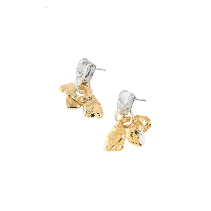 Boucles d'oreilles clou suspendues étain et plaqué or par Anne-mARIE Chagnon vues de près