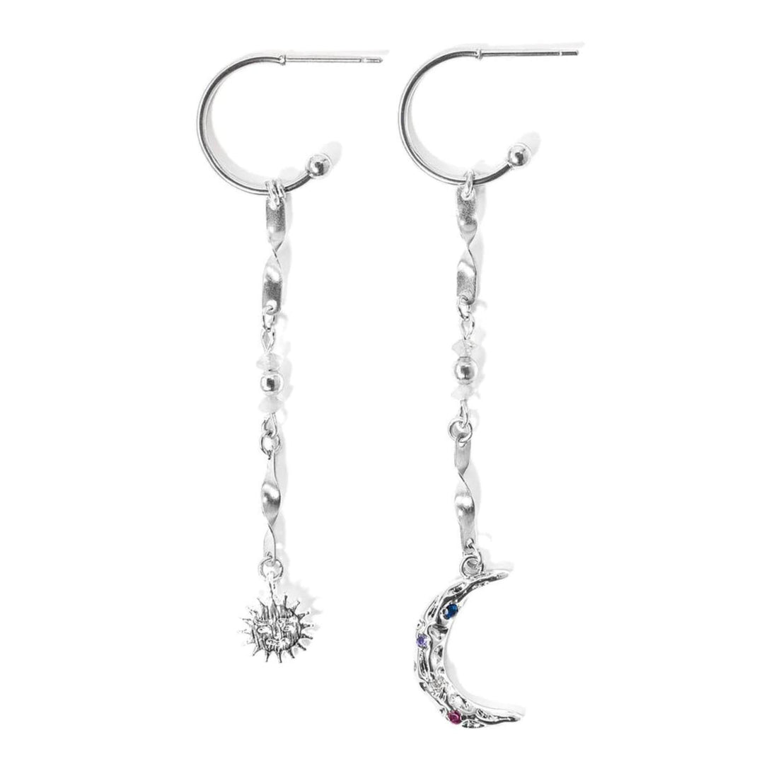 Boucles d'oreilles Minuit dorées par welldunn avec un soleil et une lune au bout