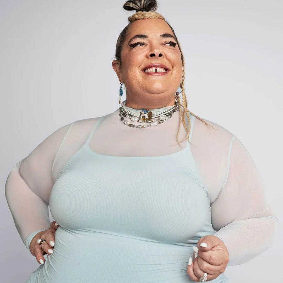 Anne-Marie chagnon portant ses Boucles d'oreilles suspendues avec pierre bleue et perle au bout