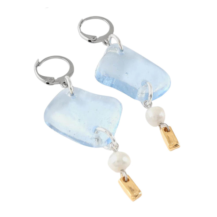 Boucles d'oreilles suspendues avec pierre bleue et perle au bout par ANne-Marie Chagnon vues de près