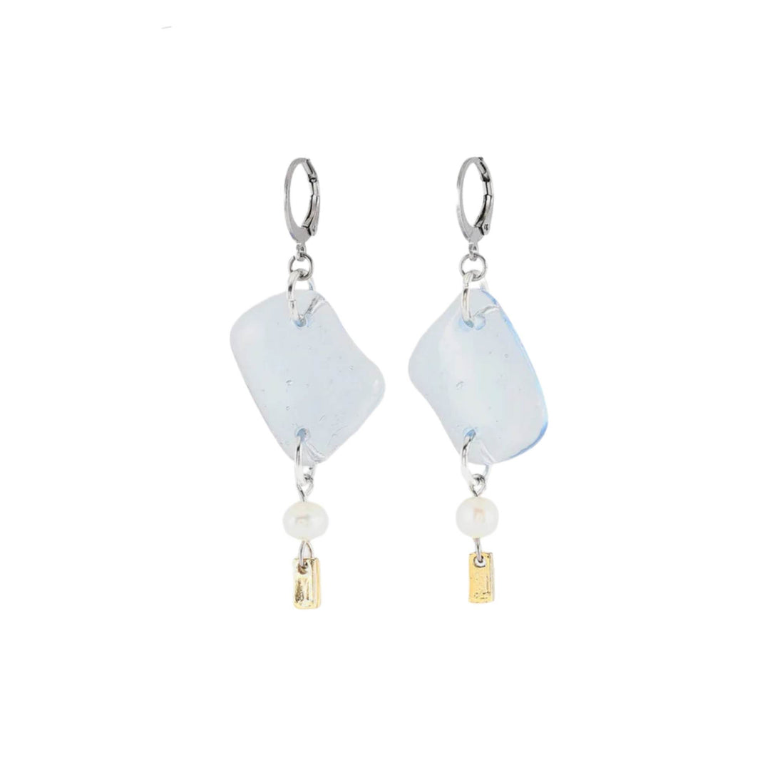 Boucles d'oreilles suspendues avec pierre bleue et perle au bout par ANne-Marie Chagnon