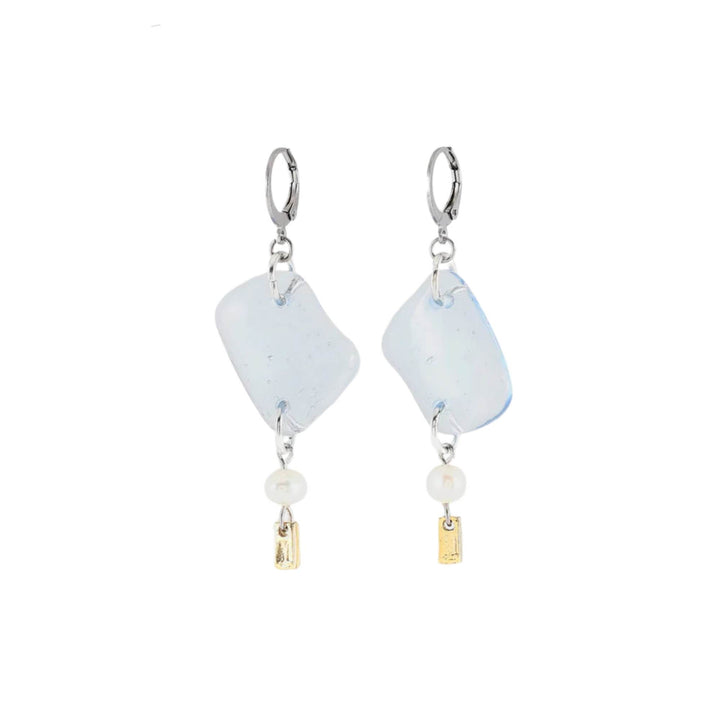 Boucles d'oreilles suspendues avec pierre bleue et perle au bout par ANne-Marie Chagnon