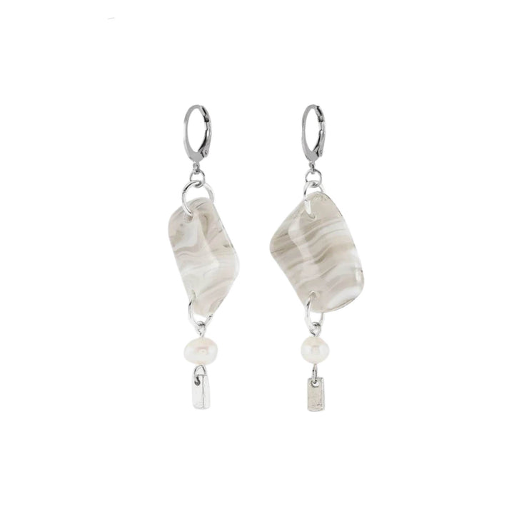 Boucles d'oreilles suspendues avec pierre blanche et perle au bout par ANne-Marie Chagnon