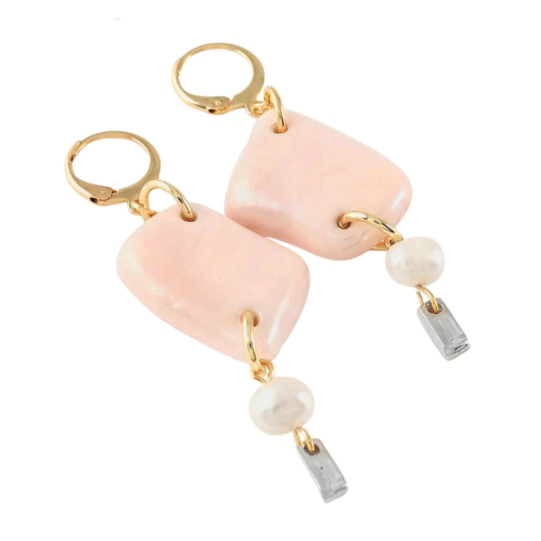 Boucles d'oreilles suspendues avec pierre rose et perle au bout par ANne-Marie Chagnon vues de près