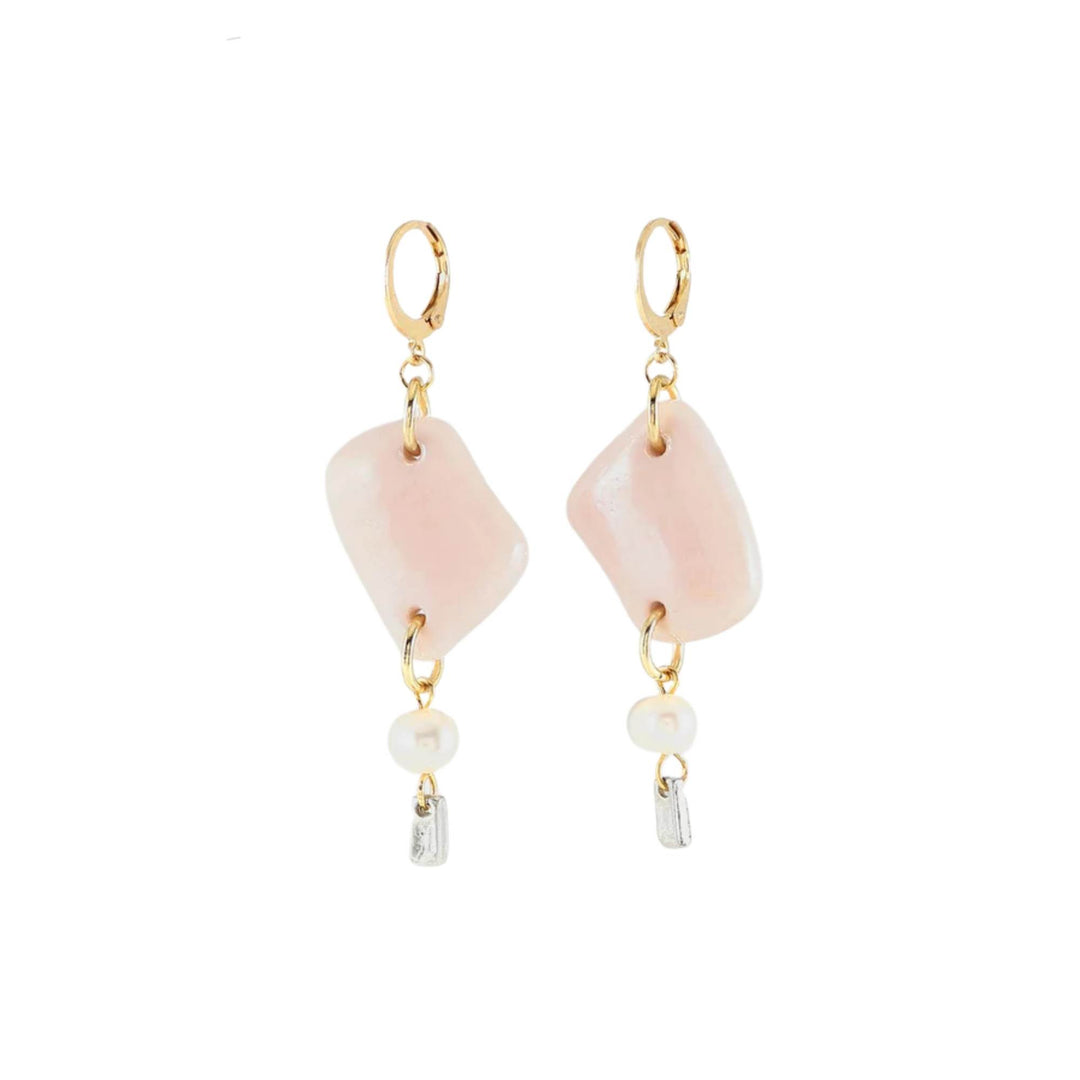 Boucles d'oreilles suspendues avec pierre rose et perle au bout par ANne-Marie Chagnon