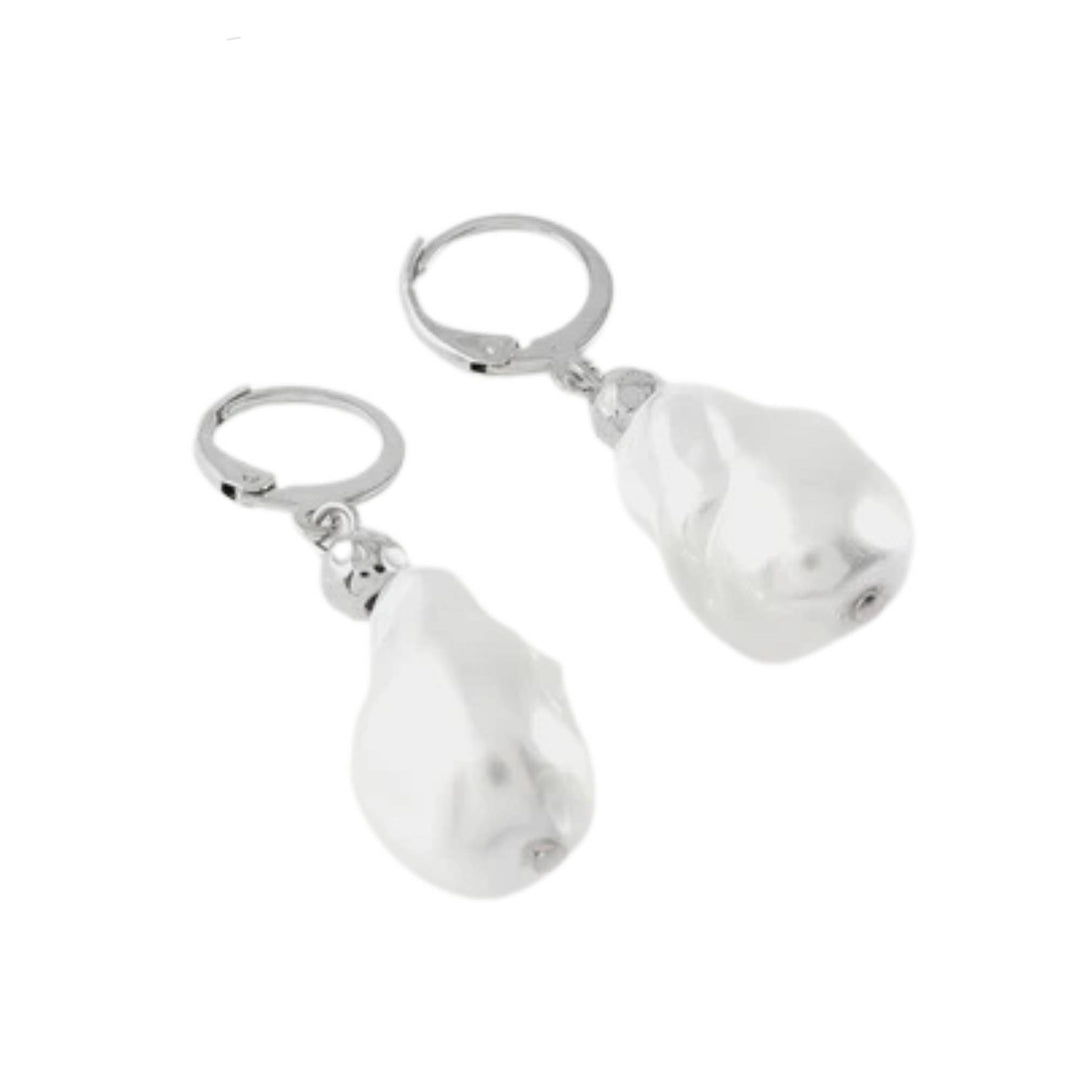 Boucles d'oreilles argentées avec bille de verre blanche au bout par ANne-Marie Chagnon vues de près