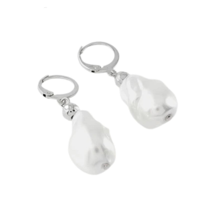 Boucles d'oreilles argentées avec bille de verre blanche au bout par ANne-Marie Chagnon vues de près