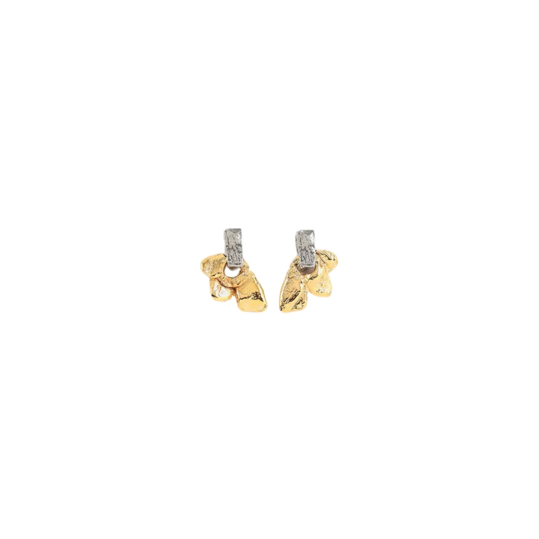 Boucles d'oreilles Nashira avec pépite dorée et attache argentée par Anne-Marie Chagnon