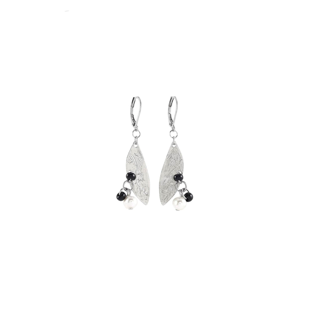 Boucles d'oreilles en feuilles argentées avec billes noires et perle suspendues par Anne-Marie Chagnon