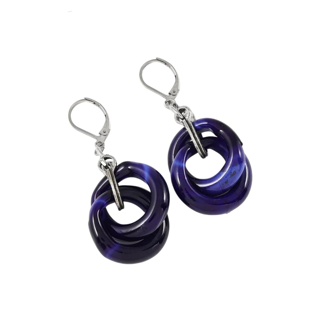 Boucles d'oreilles en verre bleues entrelacées par Anne-Marie Chagnon vues de dessus