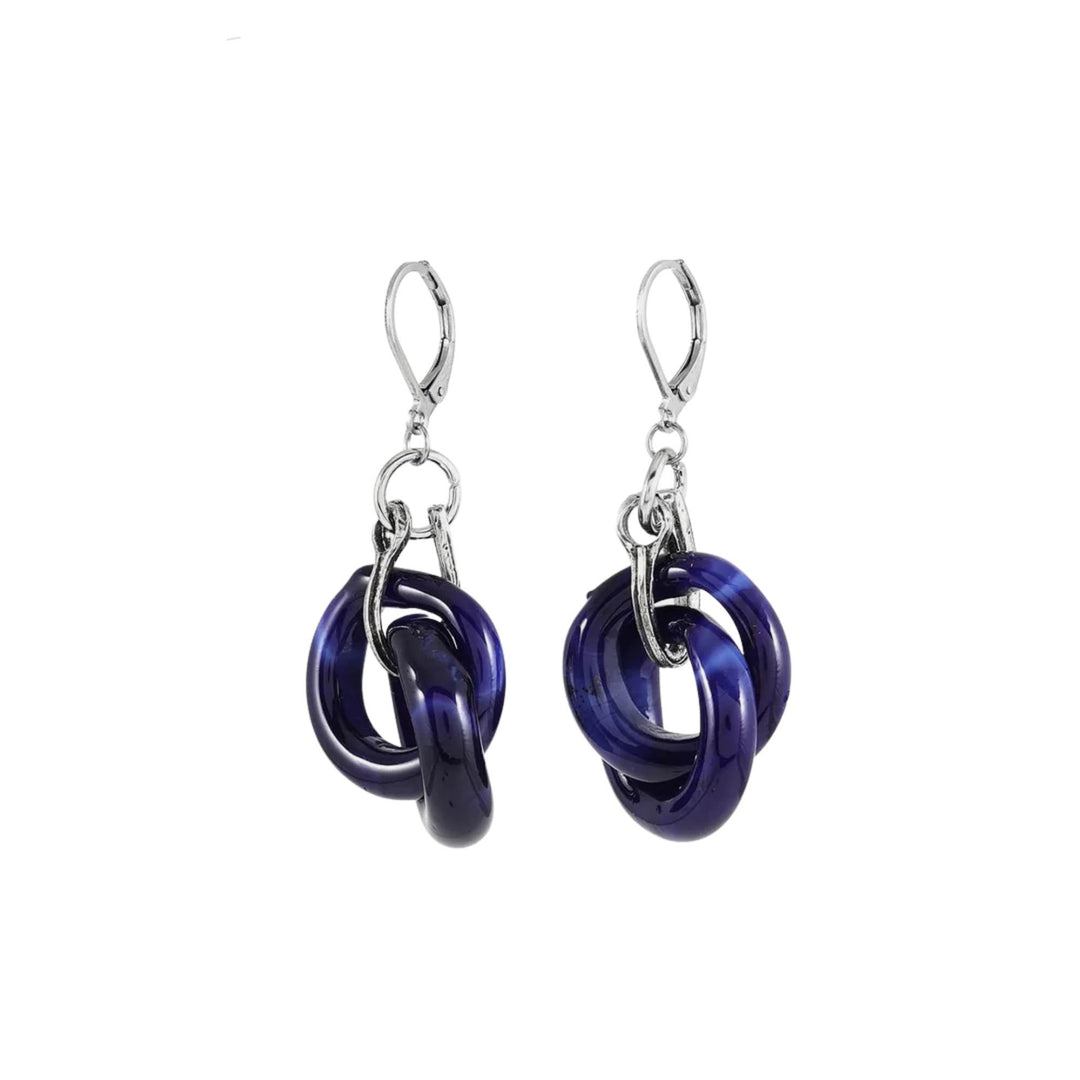 Boucles d'oreilles en verre bleues entrelacées par Anne-Marie Chagnon