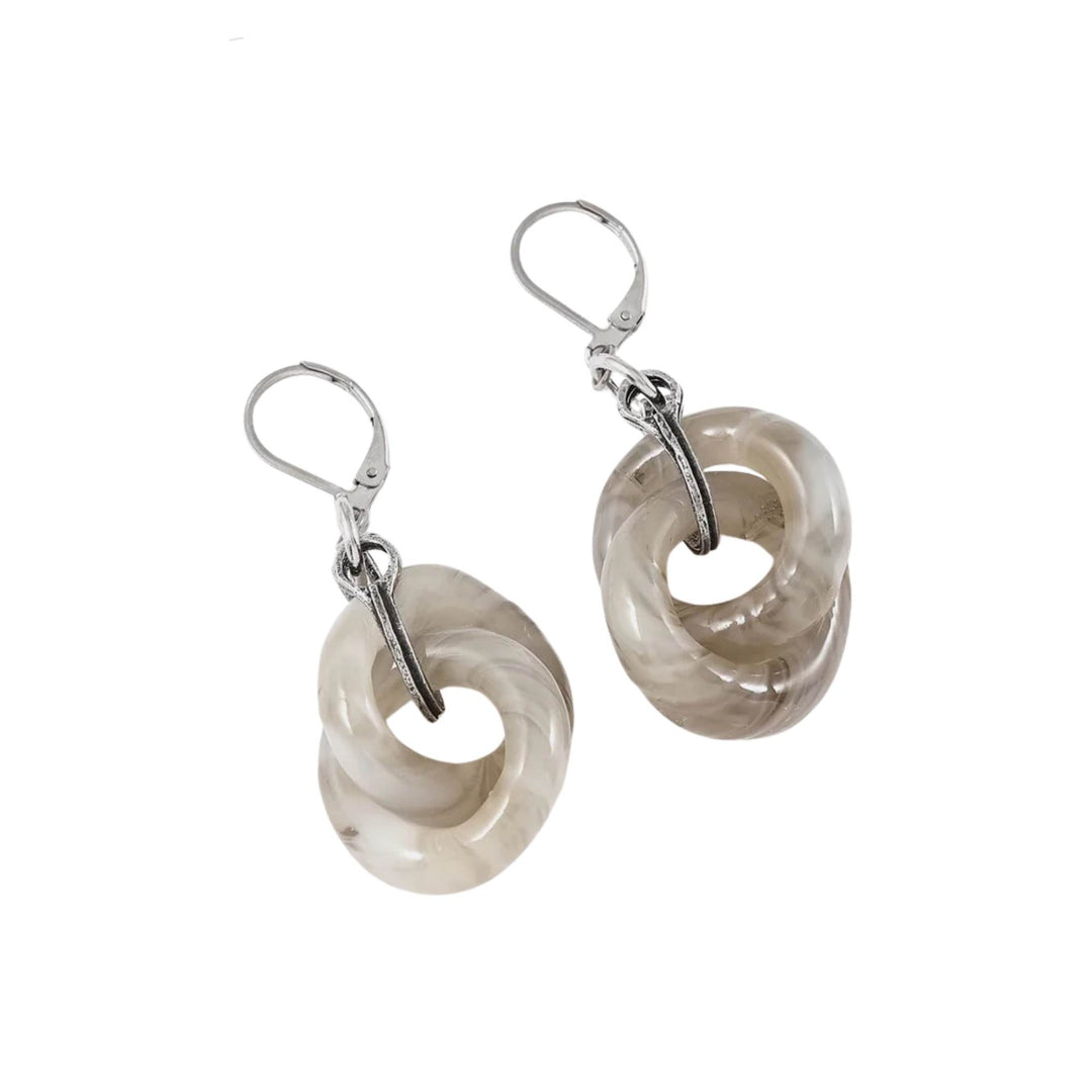 Boucles d'oreilles en verre grises suspendues par Anne-Marie Chagnon vues de dessus