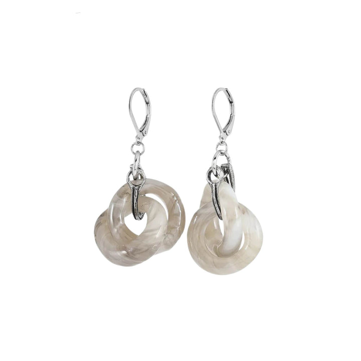 Boucles d'oreilles en verre grises suspendues par Anne-Marie Chagnon