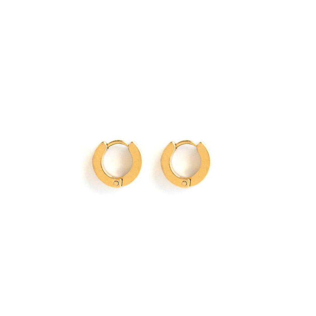Boucles d'oreilles en anneau dorés par welldunn vues de côté