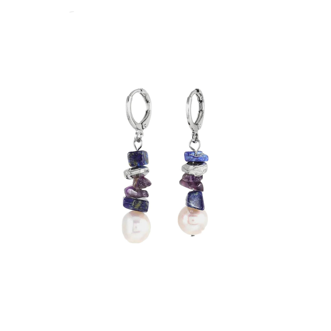Boucles d'oreilles bleues et mauves avec perle suspendue par ANne-Marie Chagnon