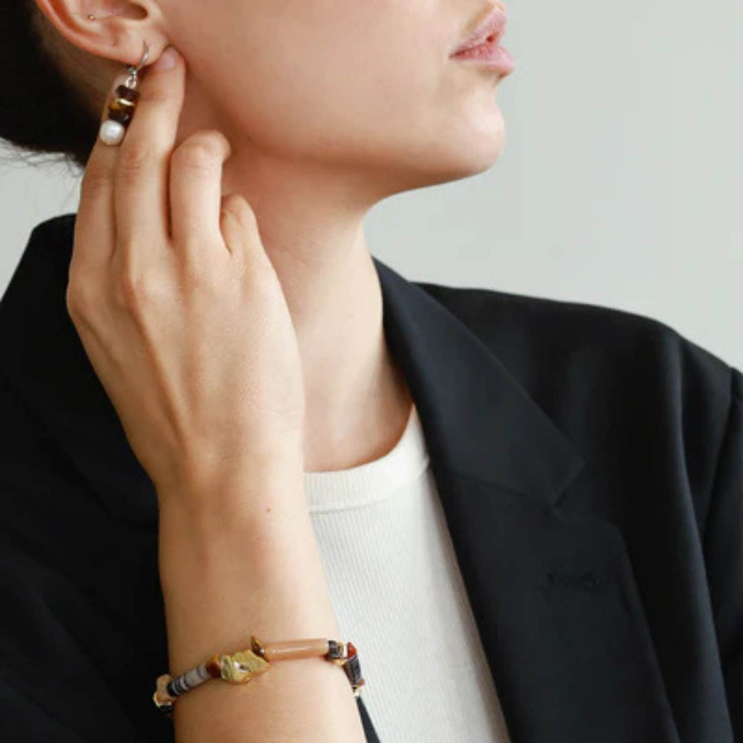 Femme portant des bijoux couleur moka mousse par Anne-Marie Chagnon