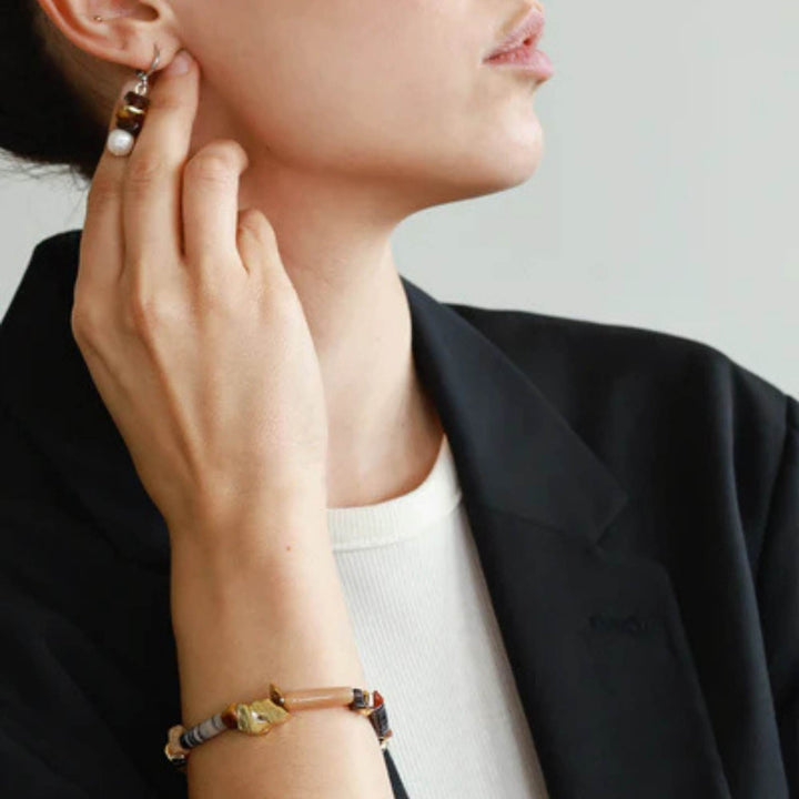 Femme portant des bijoux couleur moka mousse par Anne-Marie Chagnon
