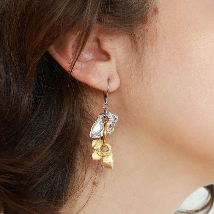 Femme portant une Boucle d'oreilles avec morceaux d'étain argenté et plaqué or suspendus