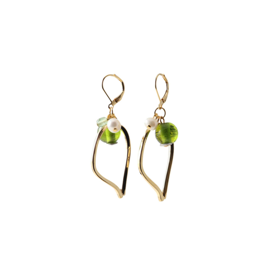 Boucles d'oreilles avec contour doré, perles et pierre de verre verte par ANne-Marie Chagnon