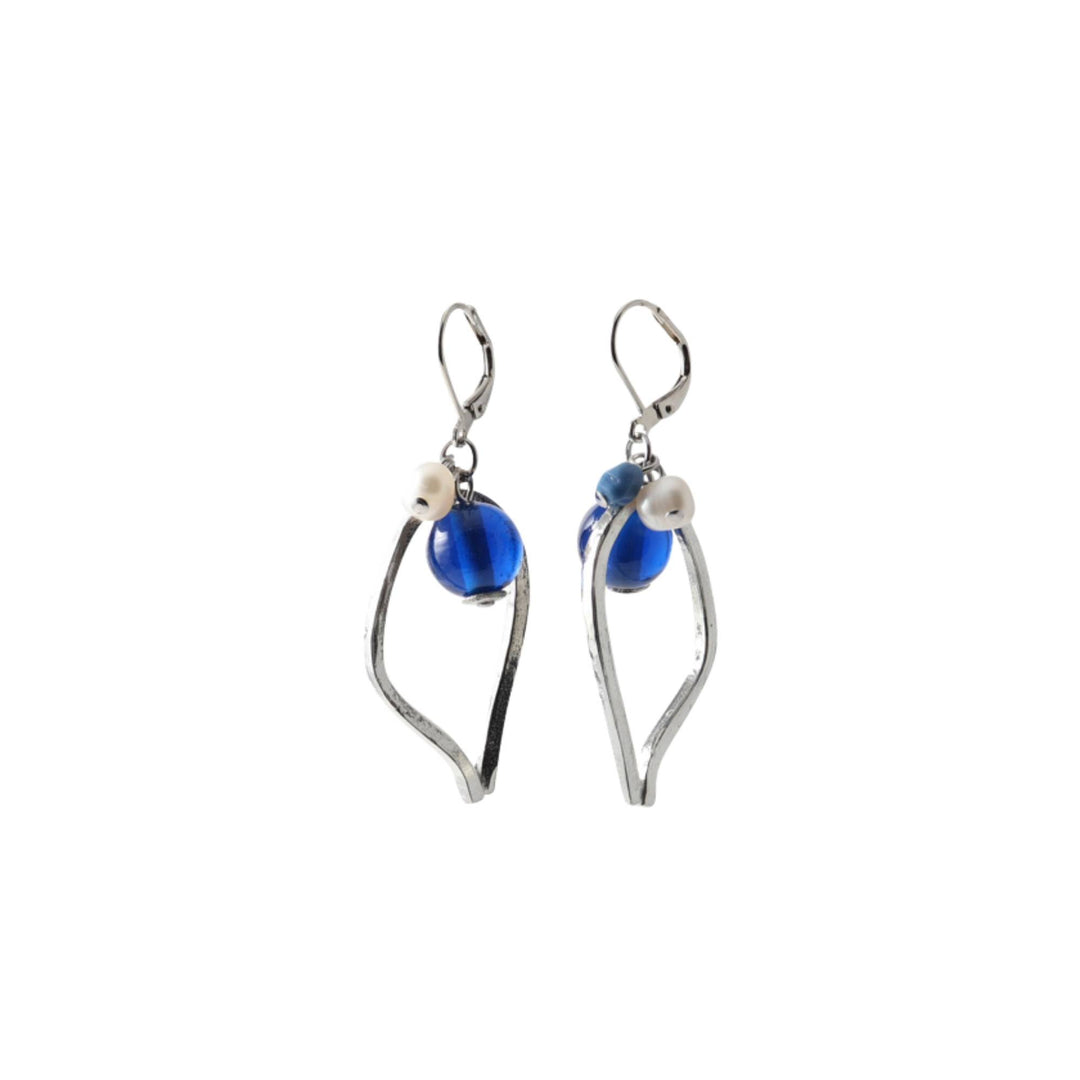 Boucles d'oreilles argentées avec perles et pierre de verre bleue par Anne-Marie Chagnon