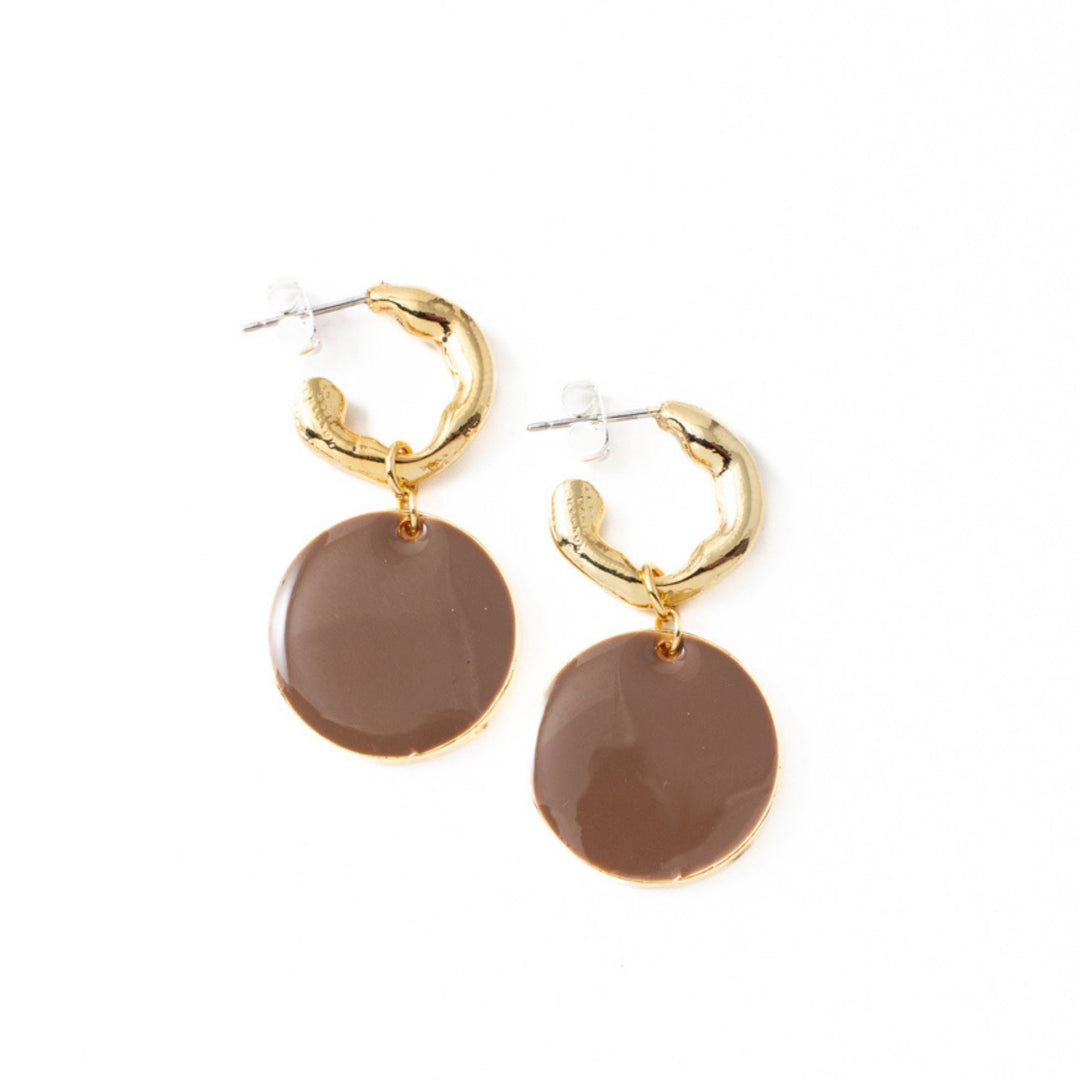 Boucles d'oreilles Valentin brunes avec anneaux dorés par Anne-Marie Chagnon