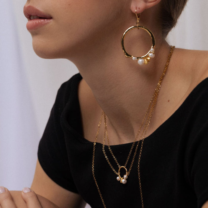 Femme portant une Boucle d'oreilles vincent or avec perles par Anne-Marie Chagnon