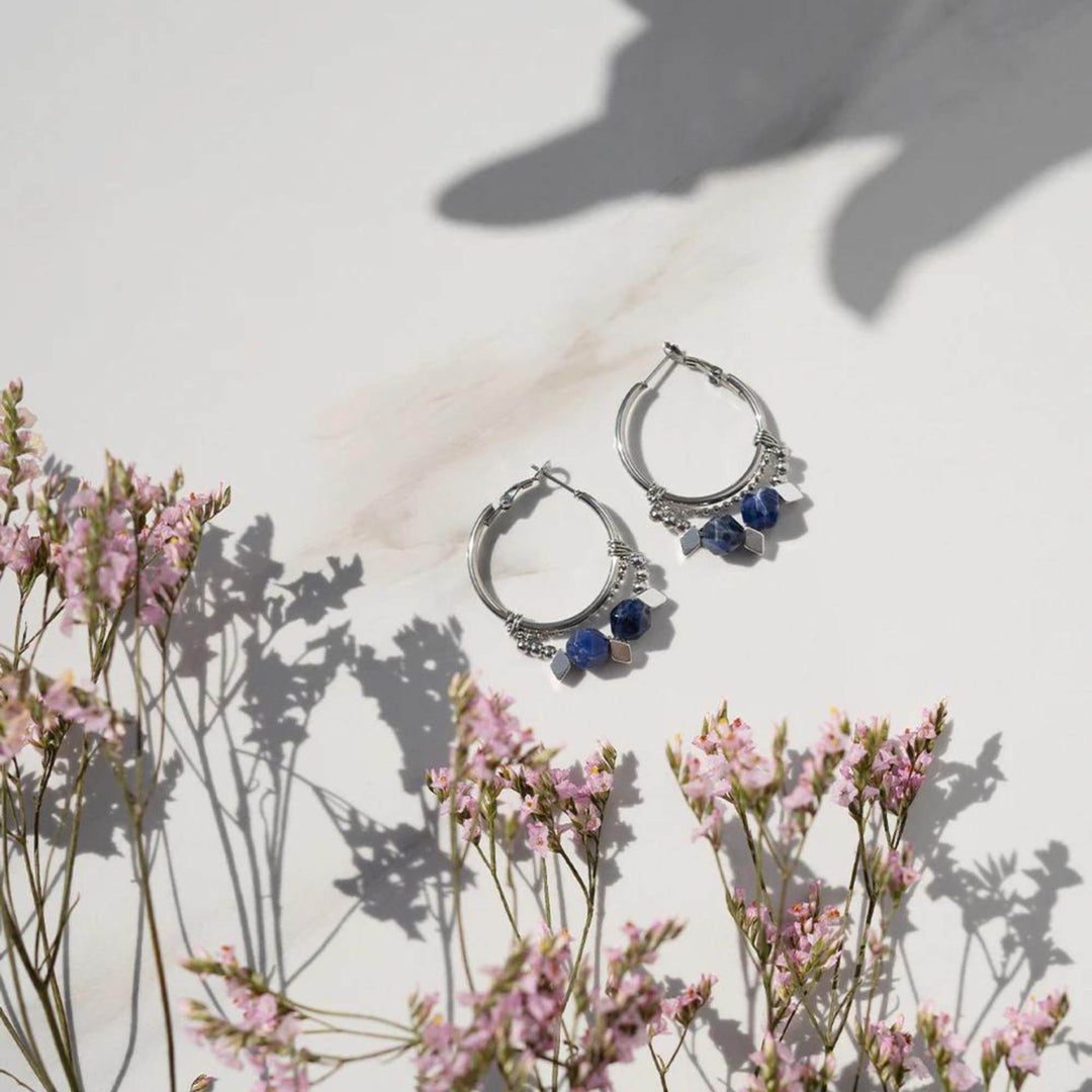 Boucles d'oreilles Zenith par welldun argentées avec pierres suspendues grises et bleues déposées avec des fleurs