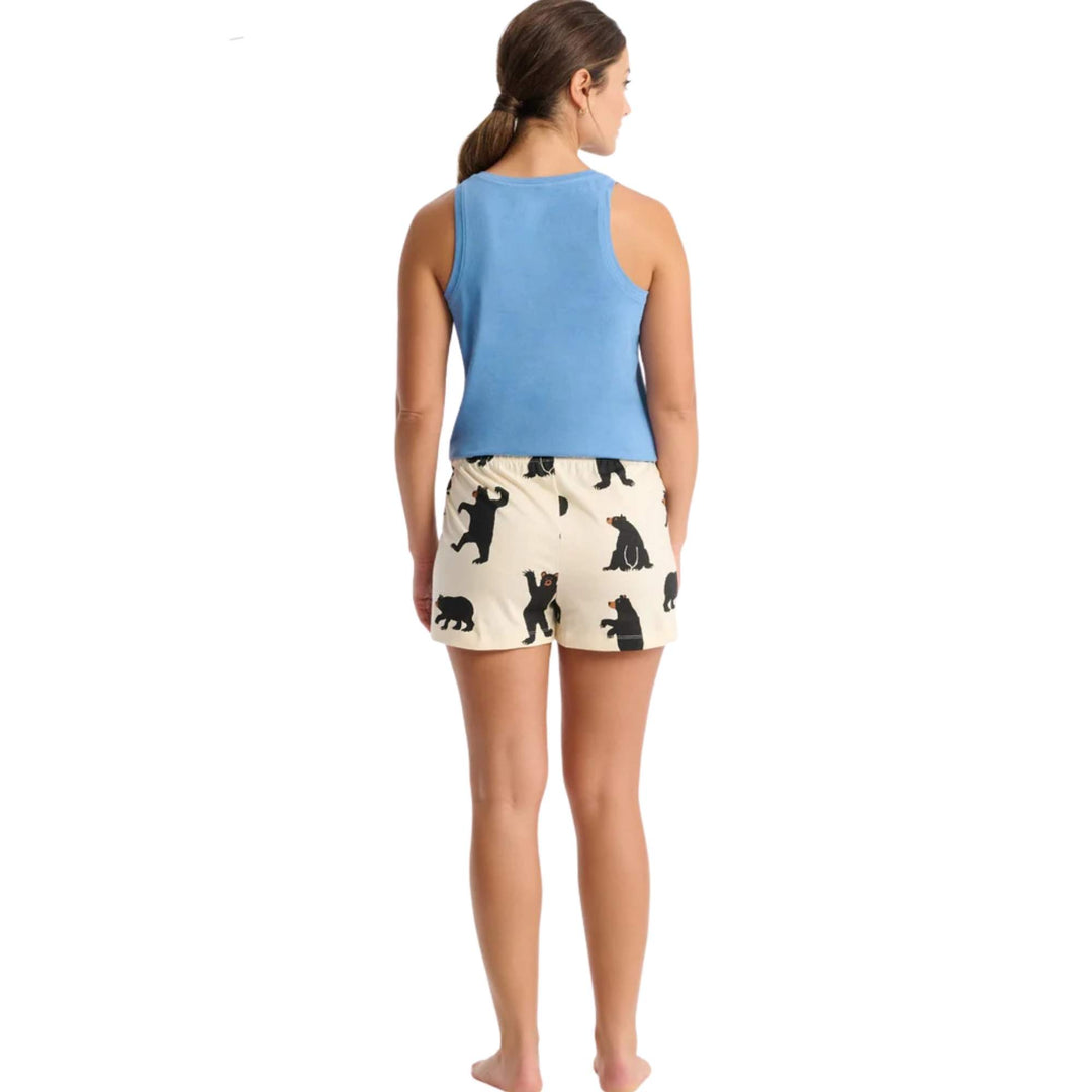 Femme portant des Boxers pour femmes blancs avec motif d'ours noirs vue de derrière