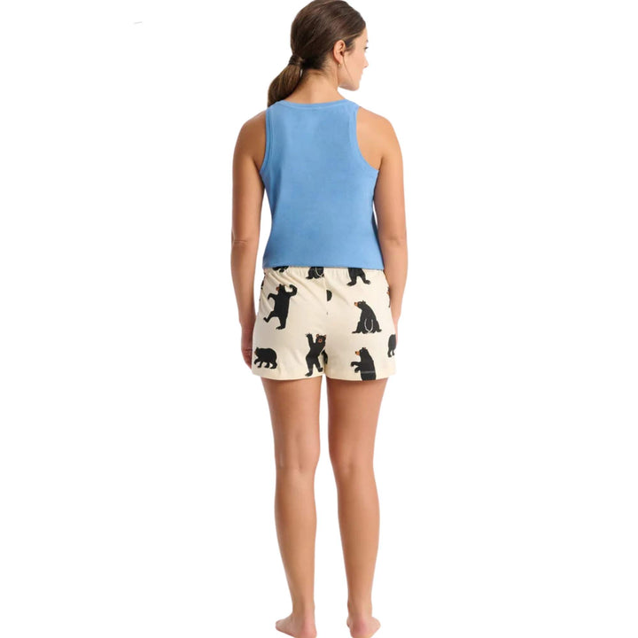 Femme portant des Boxers pour femmes blancs avec motif d'ours noirs vue de derrière