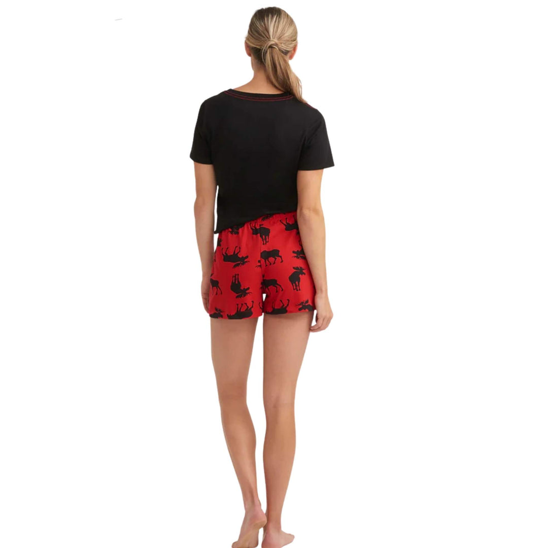 Femme portant des Boxer pour femmes rouge avec motif d'orignaux noirs par Hatley vu de derrière
