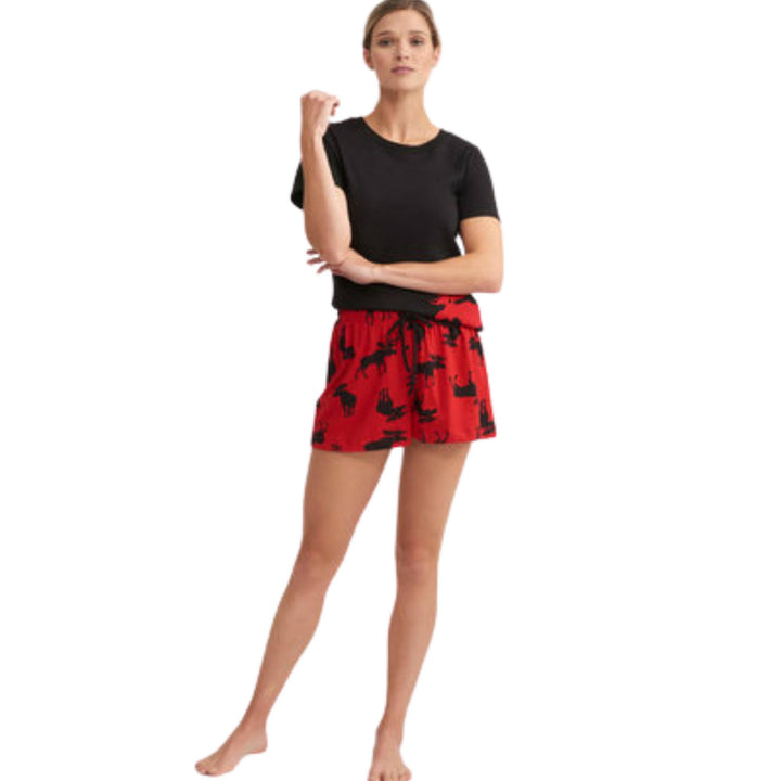 Femme portant des Boxer pour femmes rouge avec motif d'orignaux noirs par Hatley vu de devant