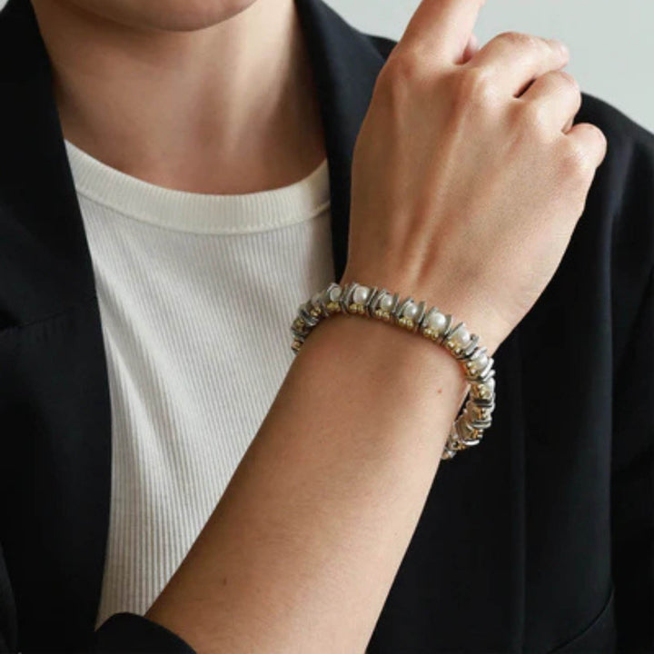 Femme portant un Bracelet Maltro en étain et plaqué or par Anne-Marie Chagnon