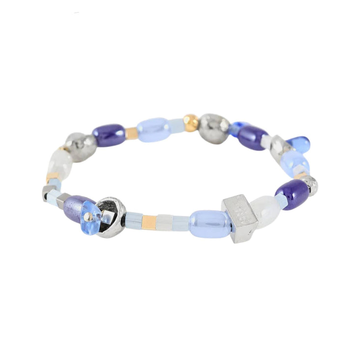 Bracelet avec billes de verre bleues et morceaux d'étain par Anne-Marie Chagnon vu de près