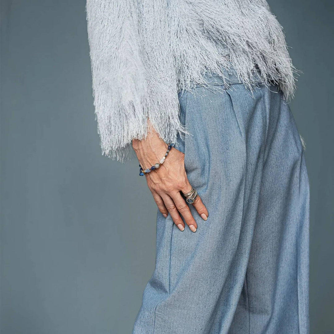 femme portant un Bracelet avec billes de verre bleues et morceaux d'étain par Anne-Marie Chagnon