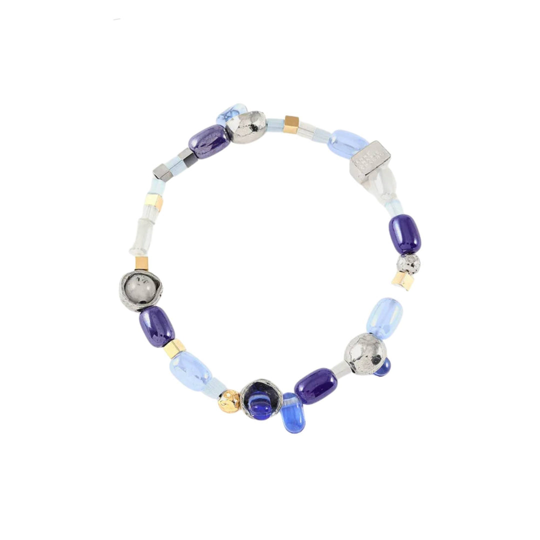 Bracelet avec billes de verre bleues et morceaux d'étain par Anne-Marie Chagnon