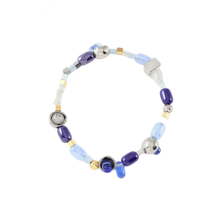 Bracelet avec billes de verre bleues et morceaux d'étain par Anne-Marie Chagnon