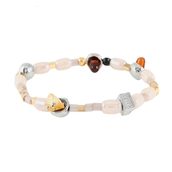 Bracelet avec billes de verre colorés et pièces en étain brut et plaqué or par Anne-Marie Chagnon vu de devant