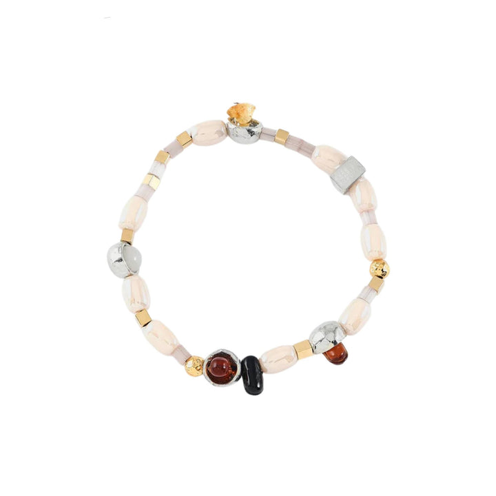 Bracelet avec billes de verre colorés et pièces en étain brut et plaqué or par Anne-Marie Chagnon