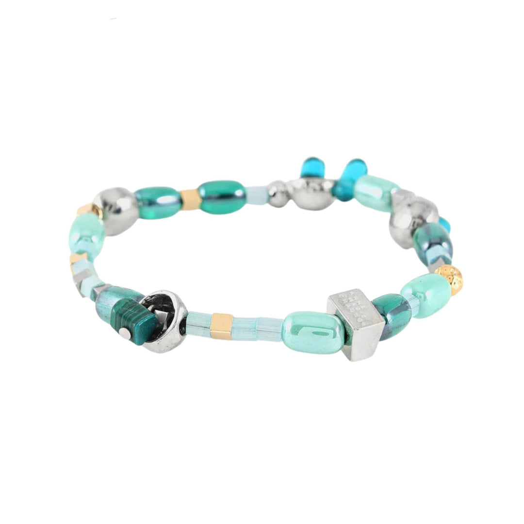 Bracelet avec billes de verre turquoises et pièces en étain brut par Anne-Marie Chagnon vu de devant