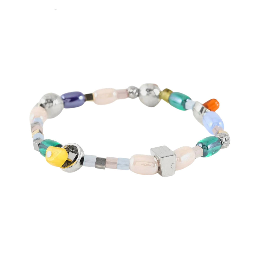 Bracelet avec billes de verre colorées et pièces en étain brut par Anne-Marie Chagnon vu de devant